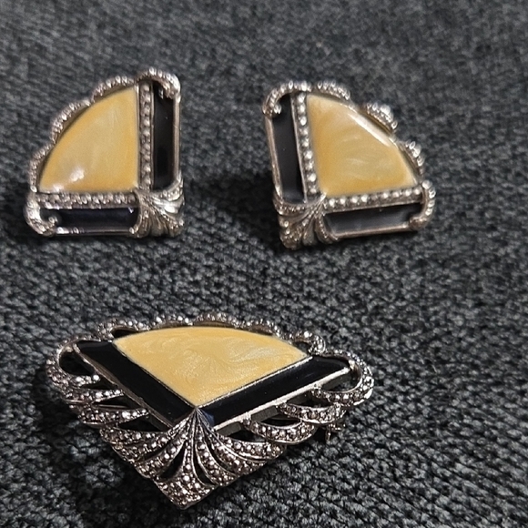 Avon‎ Vintage Black & Yellow Ornate Silver Tone Set- Brooch & Earrings - Picture 5 of 5